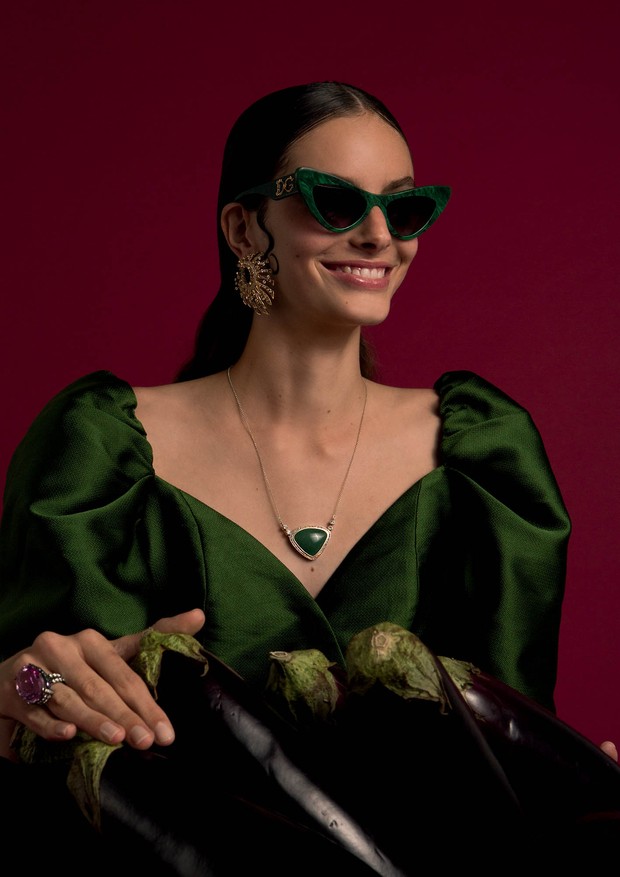 Brinco com diamantes Hueb; colar com quartzo verde Bruna Macedo; anel com kunzita e granadas Beatriz Werebe; vestido PatBO; e óculos Dolce & Gabbana (Foto: Cai Ramalho)