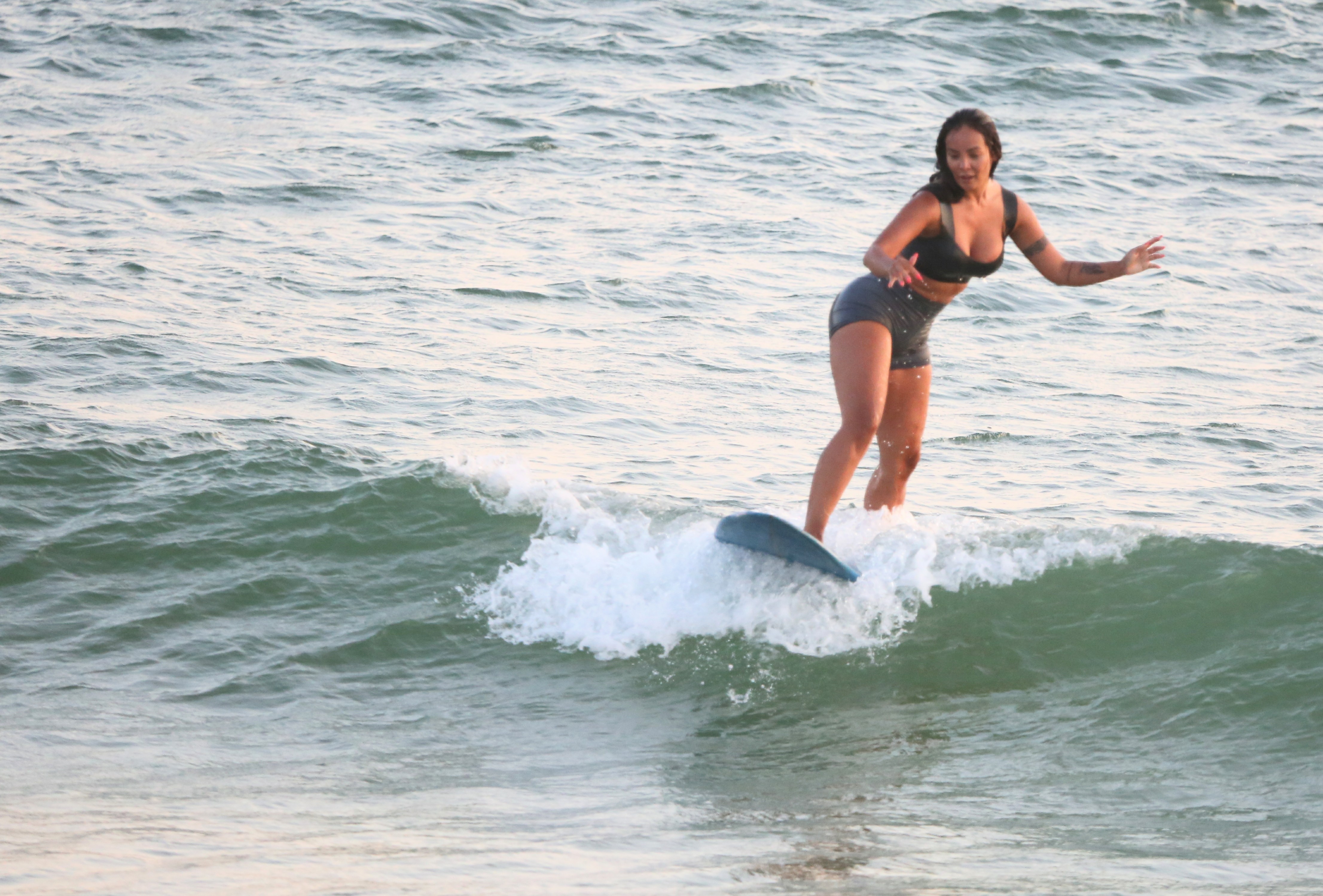 Carol Nakamura faz aula de surf (Foto: Dillson Silva/AgNews)