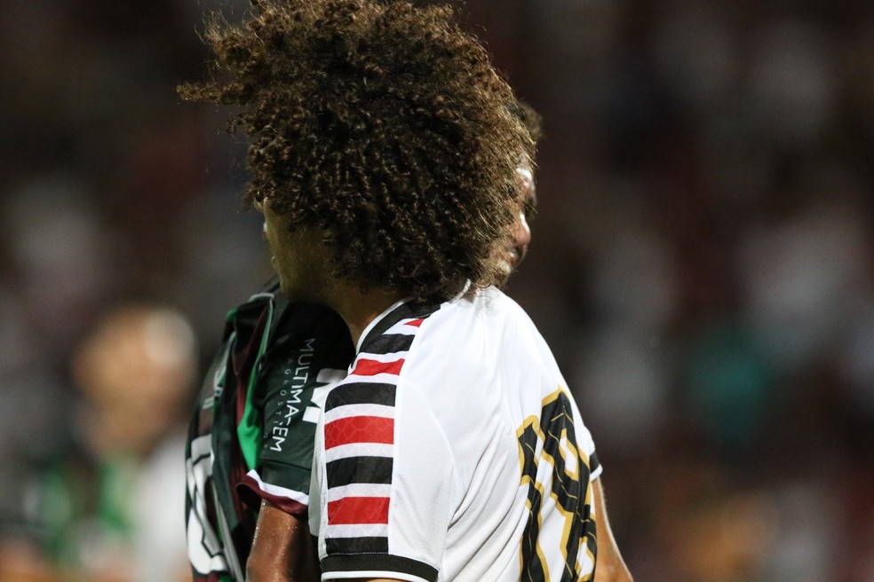 Confus&atilde;o entre Nathan, do Fluminense-PI, e Anderson, do Santa Cruz &mdash; Foto: Marlon Costa / Pernambuco Press