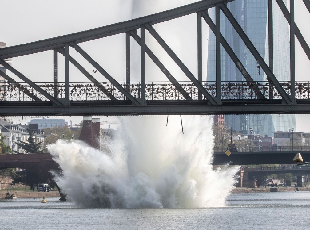 Peritos detonam bomba da 2Âª Guerra em Frankfurt, na Alemanha, neste domingo (14)  â€” Foto: Frank Rumpenhorst/DPA via AP