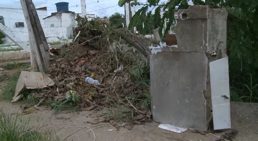 Acúmulo de lixo é outro problema enfrentado pelos moradores (Foto: Reprodução/Rede Amazônica Acre)