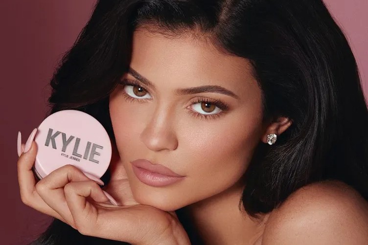 Kylie Jenner com produto da sua linha de cosméticos (Foto: Divulgação)