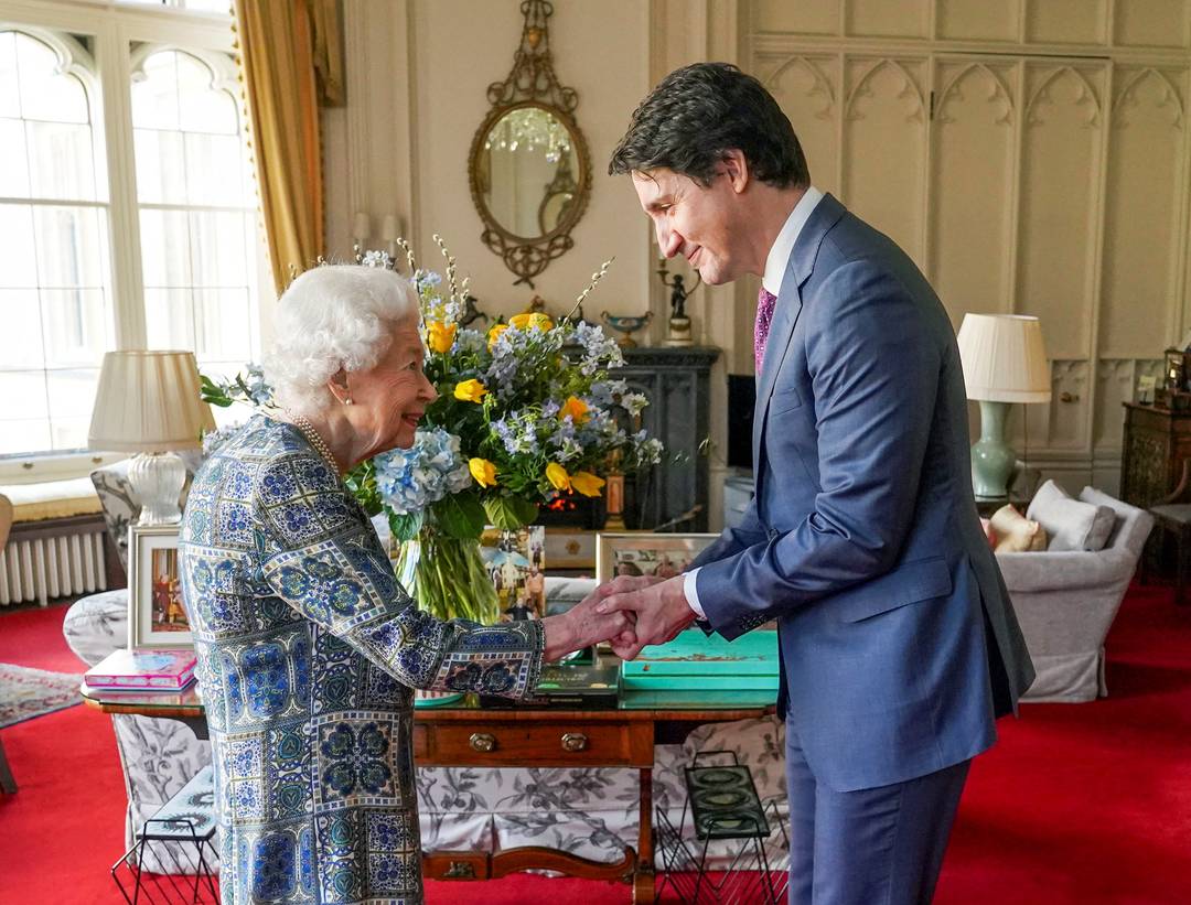 Rainha Elizabeth II e Justin Trudeau, do Canadá, em encontro no Palácio de Windsor em 7 de março de 2022