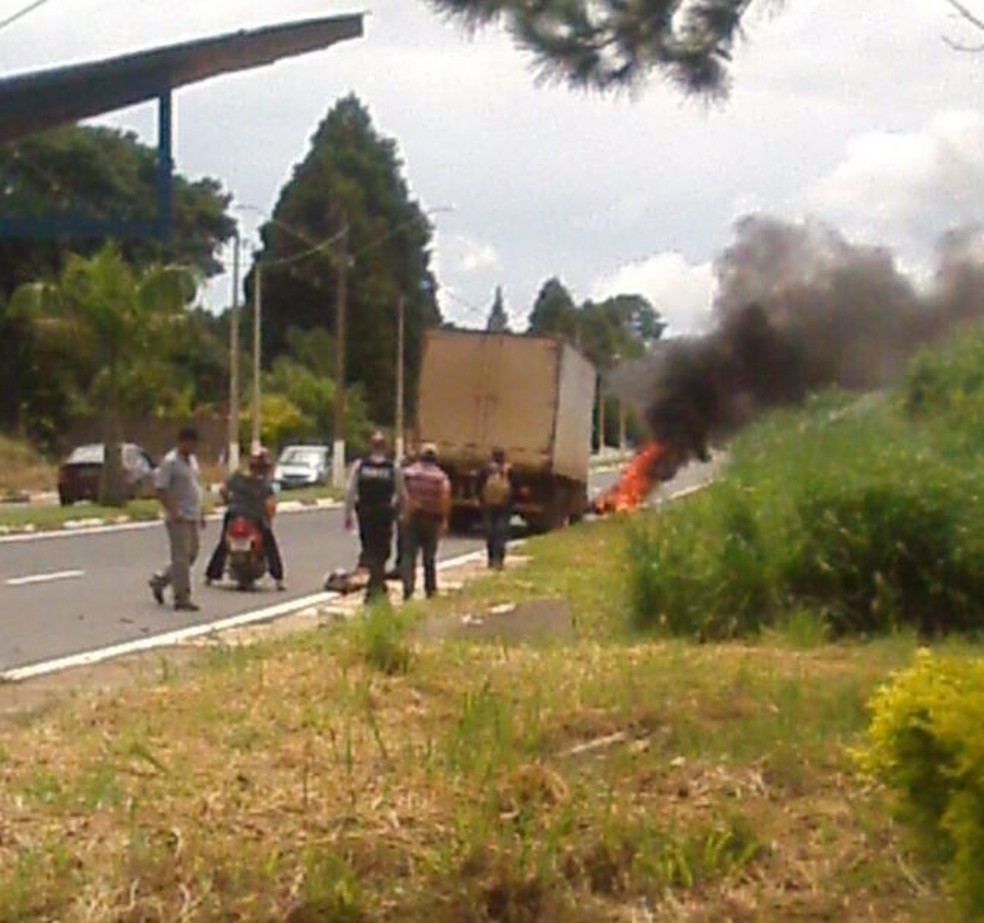 Moto pegou fogo após acidente em avenida de Itapetininga (Foto: Arquivi Pessoal)