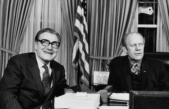 Newly appointed Vice President Nelson Rockefeller (left) talking to President Gerald Ford in the Oval Office of the White House, Washington DC, December 21st 1974. (Photo by Consolidated News Pictures/Hulton Archive/Getty Images) (Foto: Getty Images)