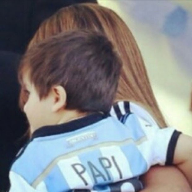 O verso da camisa da seleção argetina usada por Thiago traz estampado o número 10 e o nome Papi, uma clara homenagem a Lionel Messi (Foto: Reprodução/Instagram)