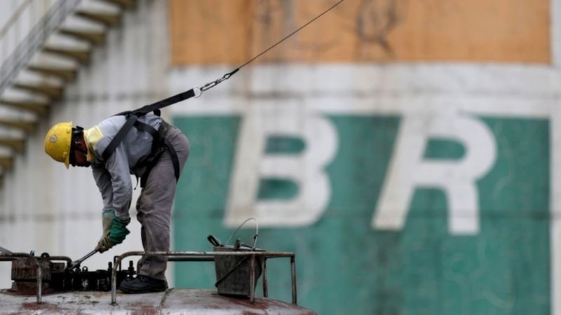 Plano estratégico da Petrobras foca na extração e reduz refino (Foto: UESLEI MARCELINO/REUTERS via BBC News)