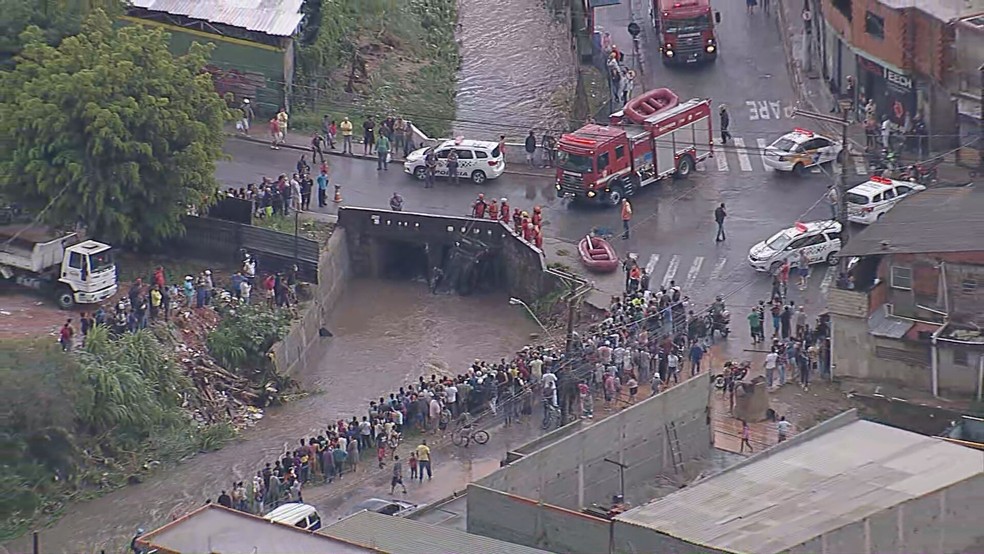 Bombeiros içam carro de córrego de Mauá, na Grande SP — Foto: Reprodução/TV Globo
