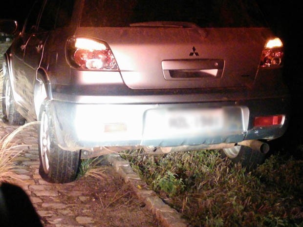 Este carro ficou com os dois pneus furados (Foto: Divulgação/PRF)
