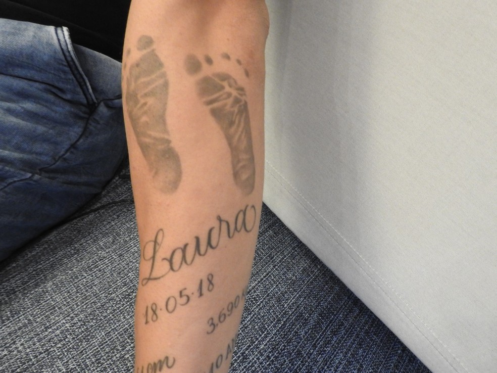 Lucão fez uma tatuagem com o nome, os pés e a data de nascimento da filha Laura — Foto: Marcelo Hazan