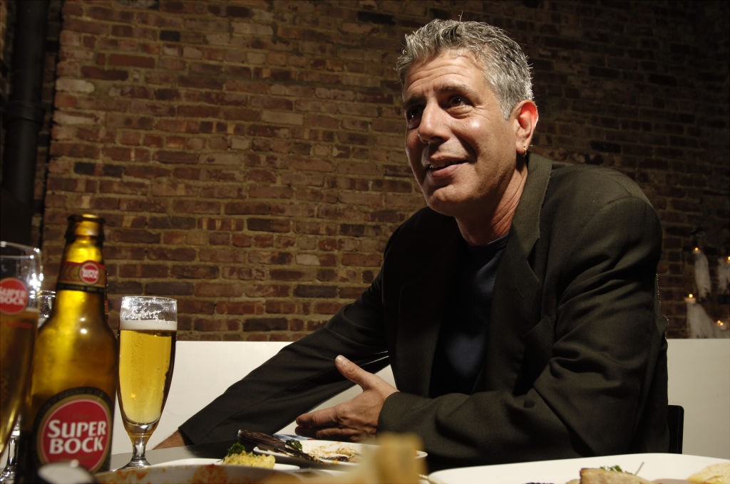 UNITED STATES - APRIL 12:  Chef Anthony Bourdain has a drink at Tintol restaurant in Times Square. Bourdain, 49, is the star of "Anthony Bourdain: No Reservations," the Travel Channel series that's half travelogue and half food show. Traveling constantly  (Foto: NY Daily News via Getty Images)