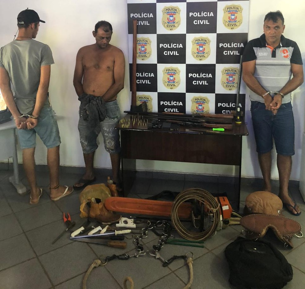 Os suspeitos confessaram os crimes em três propriedades rurais — Foto: Delegacia Especializada em Roubos e Furtos (Derf) de Barra do Garças/Divulgação