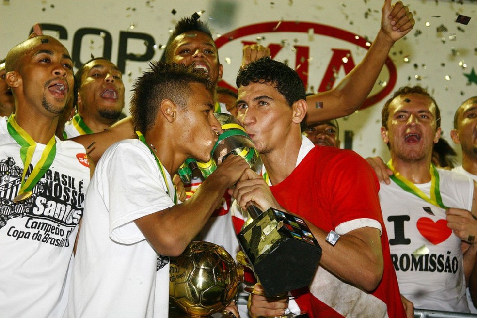 Santos de Neymar, Ganso, Robinho e companhia conquistou o in�dito t�tulo da Copa do Brasil em 2010 � Foto: Ricardo Saibun/Santos