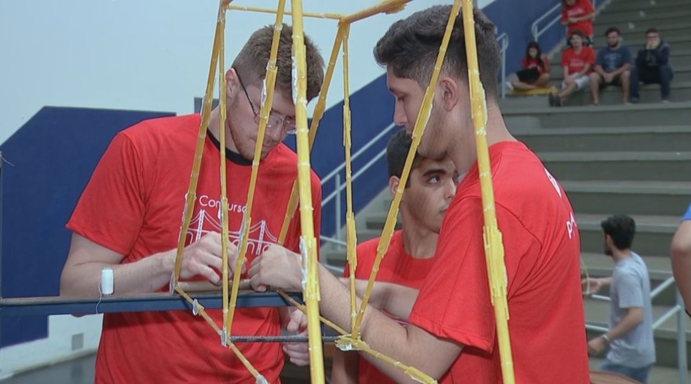 Estudantes dão os últimos ajustes antes do início da competição em Bauru — Foto: TV TEM / Reprodução 