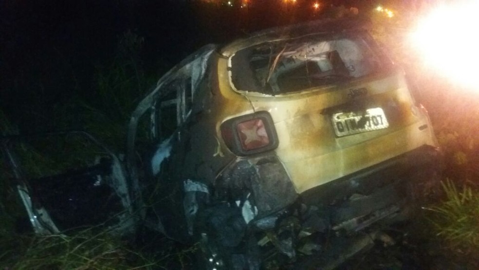 Motorista foi retirada antes de o carro pegar fogo na SC-108 (Foto: Bombeiros voluntários de Massaranduba/Divulgação )