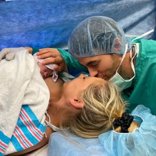 Enrique Iglesias e Anna Kournikova apresentam filho caçula (Foto: Reprodução/Instagram)