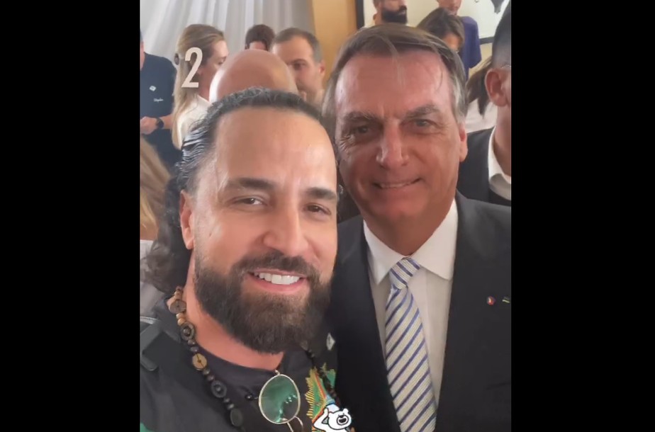 Latino posa ao lado do presidente Jair Bolsonaro