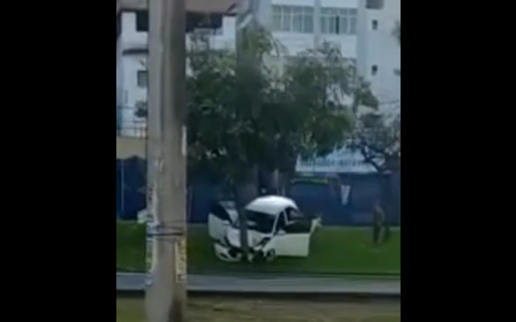 Três pessoas ficam feridas após carro bater em árvore na Avenida Vasco da Gama, em Salvador