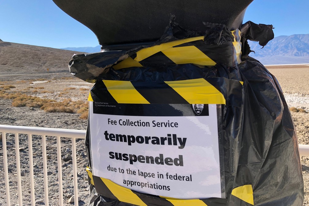 Entrada de Parque Nacional de Death Valley, na CalifÃ³rnia, Ã© fechada devido a paralisaÃ§Ã£o do governo federal dos EUA â Foto: Jane Ross/Reuters