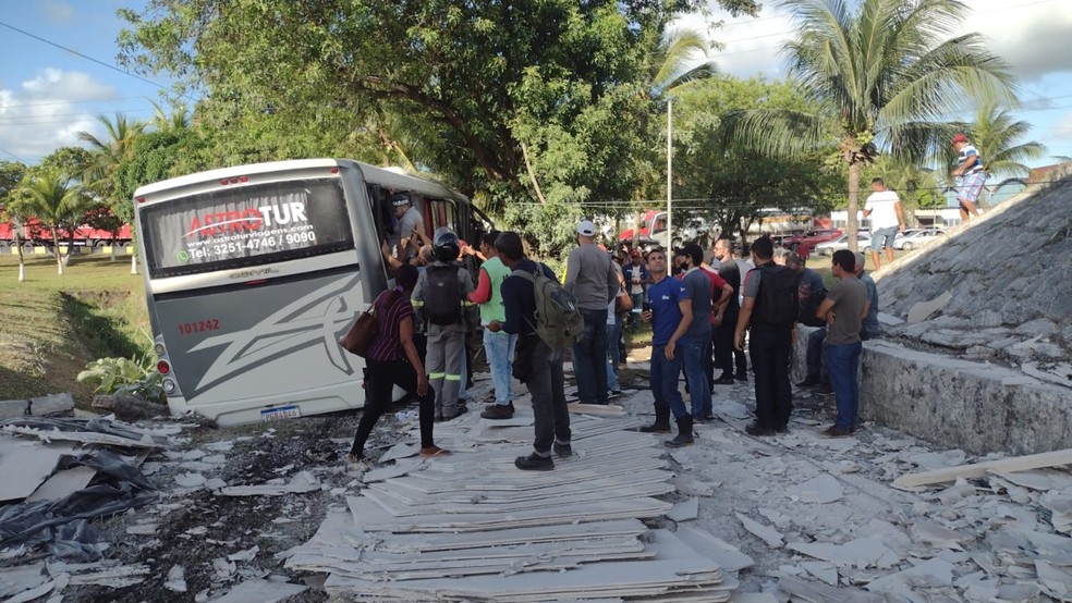 Ônibus foi atingido por parte de carga que caiu de viaduto depois que caminhão tombou no elevado, em Igarassu, no Grande Recife — Foto: Reprodução/WhatsApp