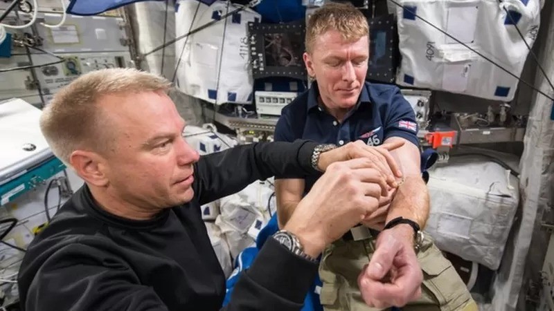 Astronauta britânico Tim Peake tirando amostra de sangue para ser estudado (Foto: NASA via BBC News Brasil )