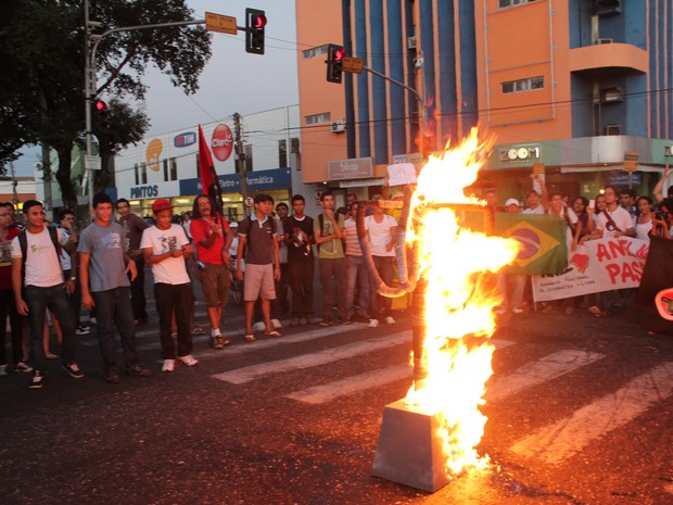 Manifestantes atearam fogo em catraca no cruzamento da Av.Frei Serafim com a Rua Coelho de Resende.  (Foto: Ellyo Teixeira/G1)