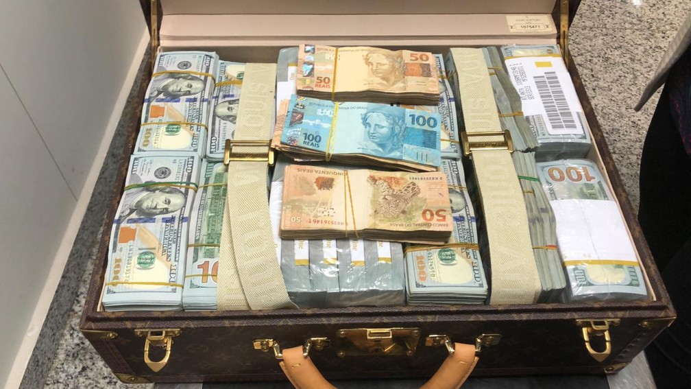 Mala com dólares e reais apreendida com a delegação da Guiné Equatorial — Foto: Divulgação