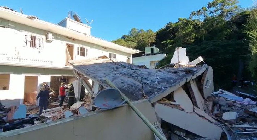 Casa desaba no bairro Jurerê, em Florianópolis — Foto: Fabian Londero/ NSC TV
