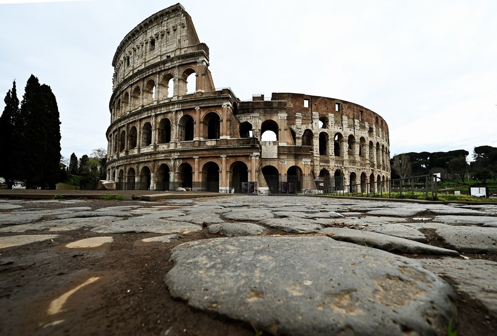ROMA - A praça em frente ao Coliseu, em Roma, e vista vazia durante o bloqueio do país com o objetivo de impedir a propagação da pandemia do novo coronavirus  — Foto:  Vincenzo Pinto/AFP