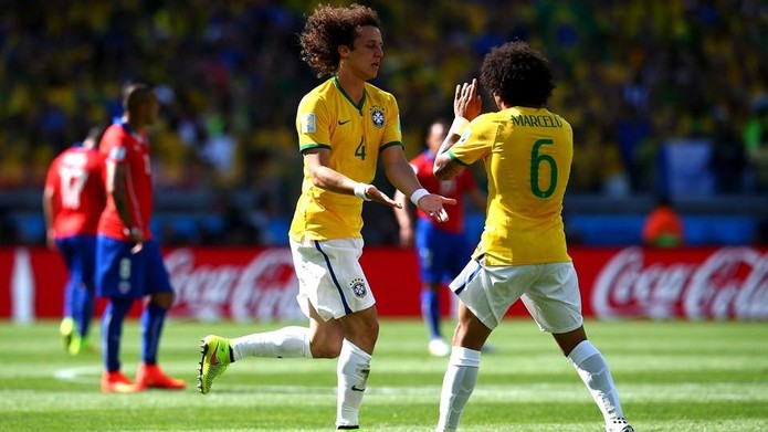 David Luiz e Marcelo celebram vitória contra o Chile na Copa (Foto: Reprodução/Facebook/Fifa)