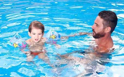 Hudson brinca com Davi na piscina