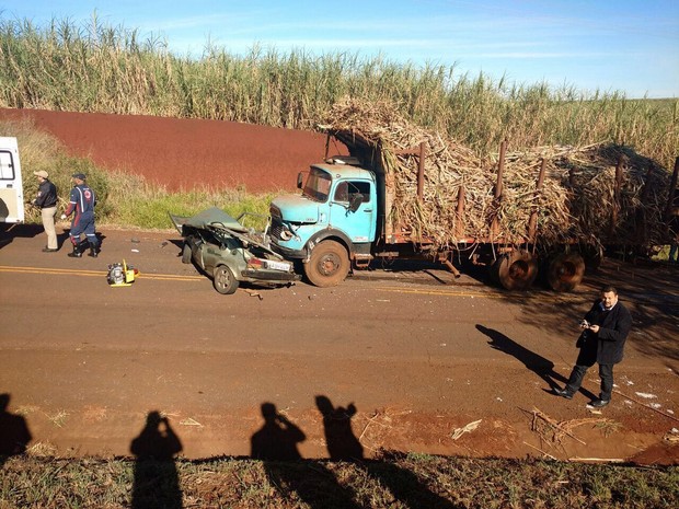 Carro rodou na pista e atingiu caminhão carregado com cana-de-açúcar (Foto: Arquivo pessoal/Adenilson Fernandes)