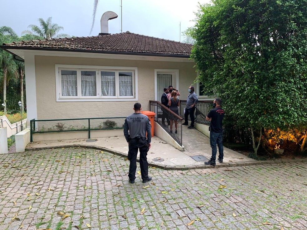 Agentes da Polícia Civil cumprem mandado na residência oficial do Prefeito do Rio, na Gávea pequena — Foto: Reprodução