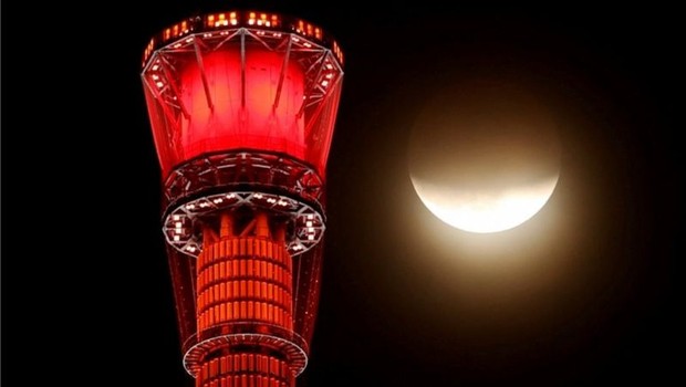 Eclipse lunar parcial em Tóquio; em primeiro plano, torre de observação Skytree (Foto: Reuters via BBC)