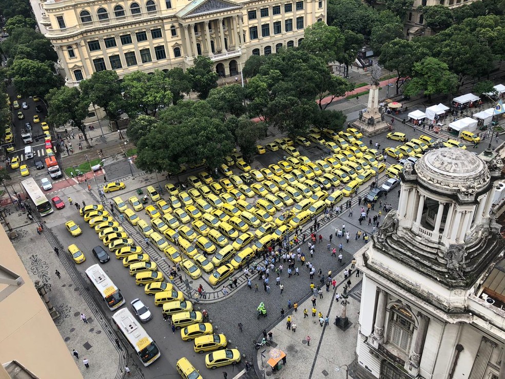 Taxistas fazem protesto em frente à Câmara de Vereadores, no Centro do Rio — Foto: Arquivo pessoal / Tatiana Rocha