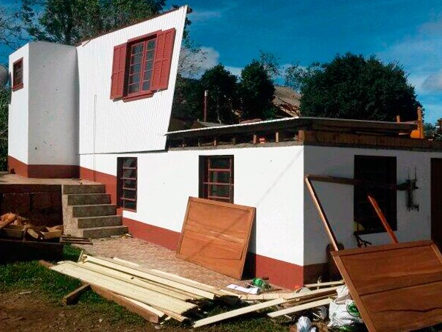 Casa foi destelhada em Erebango (Foto: Juliano Amaral/Brigada Militar)