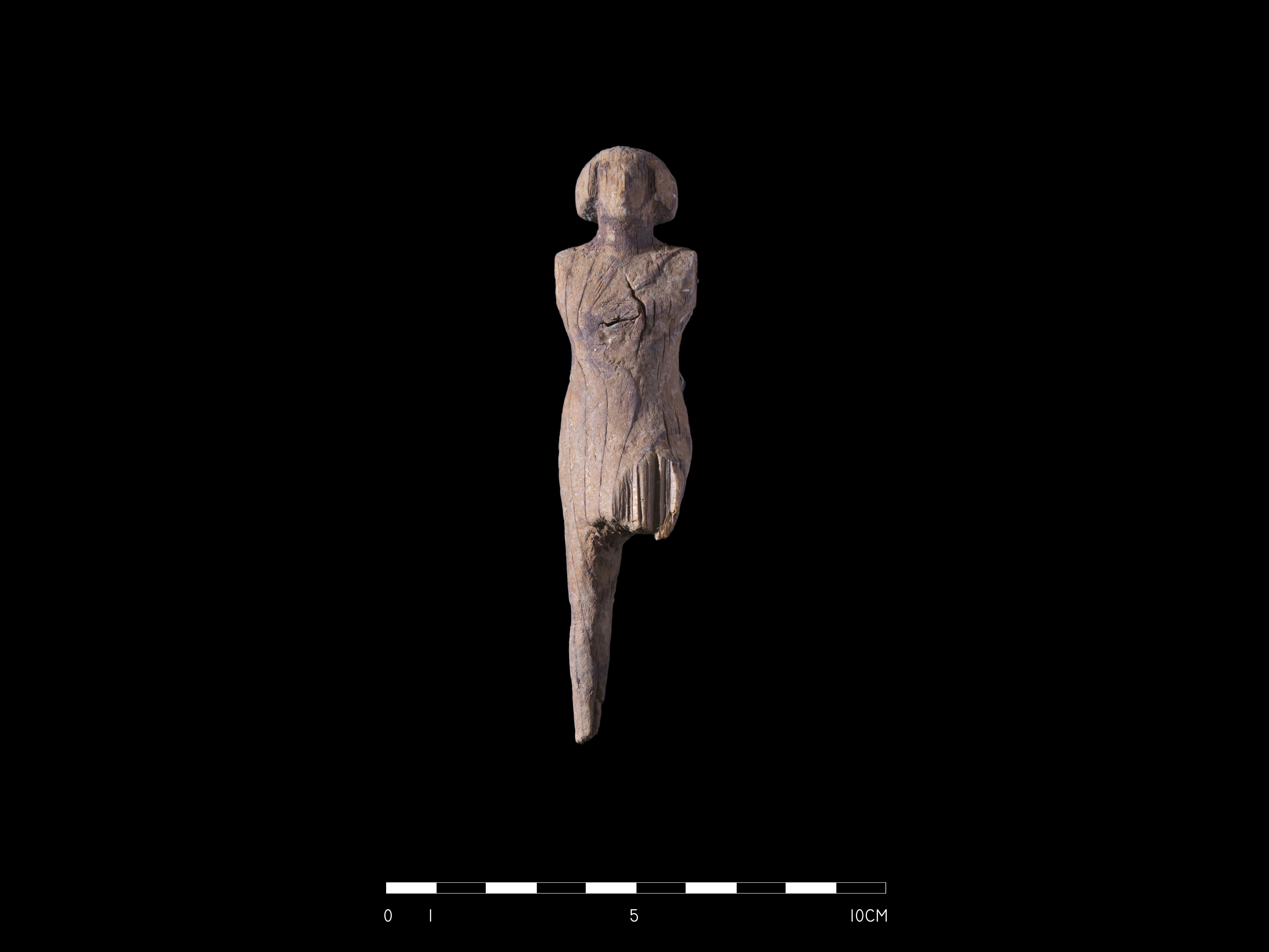 Estatueta com a forma de um homem encontrada pelos arqueólogos (Foto: M. Jawornicki)