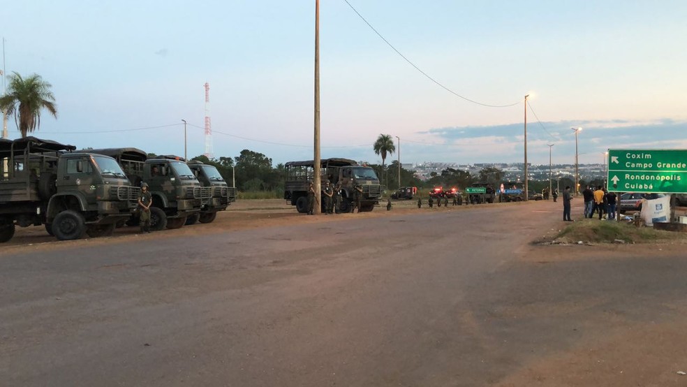 PRF e Exército desocupam trechos bloqueados por caminhoneiros em Rondonópolis (Foto: Wésllen Tecchio/TVCA)