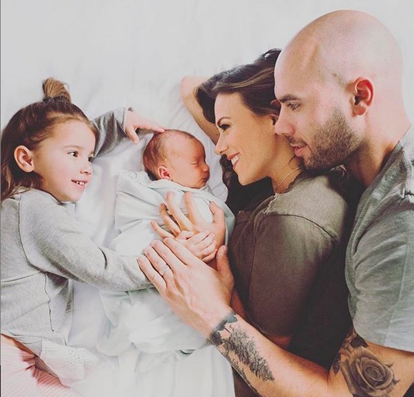 A atriz Jana Kramer com o marido e as filhas (Foto: Instagram)