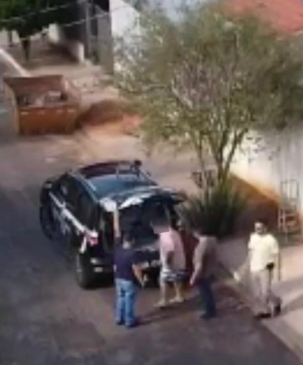 Polícia no momento em que prendeu piloto; ele confessou que fazia táxi aéreo clandestino — Foto: Polícia Civil/Divulgação