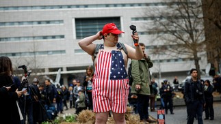 O artista performático anti-Trump Michael Picard se manifesta do lado de fora do Tribunal Criminal de Manhattan, em Nova York, EUA, em 4 de abril de 2023 — Foto: REUTERS/Amanda Perobelli 