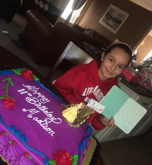 Madison, seu bolo de aniversário e o bilhete de Ashley (Foto: Reprodução Twitter)