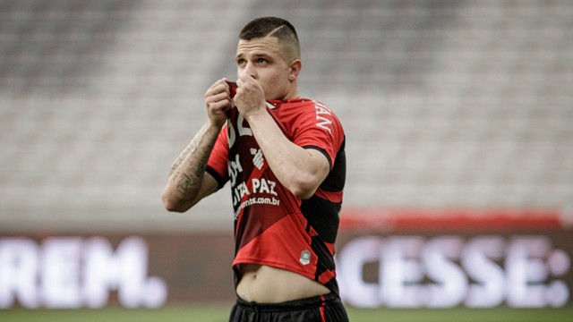 Renato Kayzer, do Athletico, comemora gol contra o Flamengo