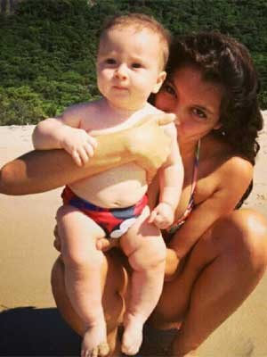 Em boa forma, Ana Terra curte praia com o sobrinho, Theo Sol (Foto: Reprodução/Instagram)