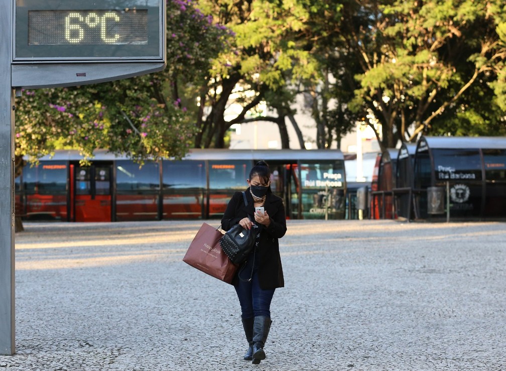 Em Curitiba, o dia começou com 6ºC  — Foto: Giuliano Gomes/PR Press
