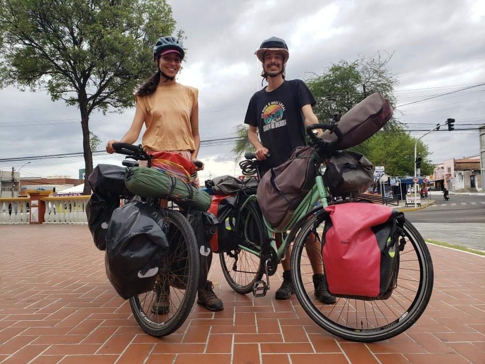  Djoe Rosa, de 28 anos e Íris Magalhães, 27 anos, percorrem o Brasil de bicicleta há quase seis anos — Foto: Iara Nóbrega/Inter TV Cabugi