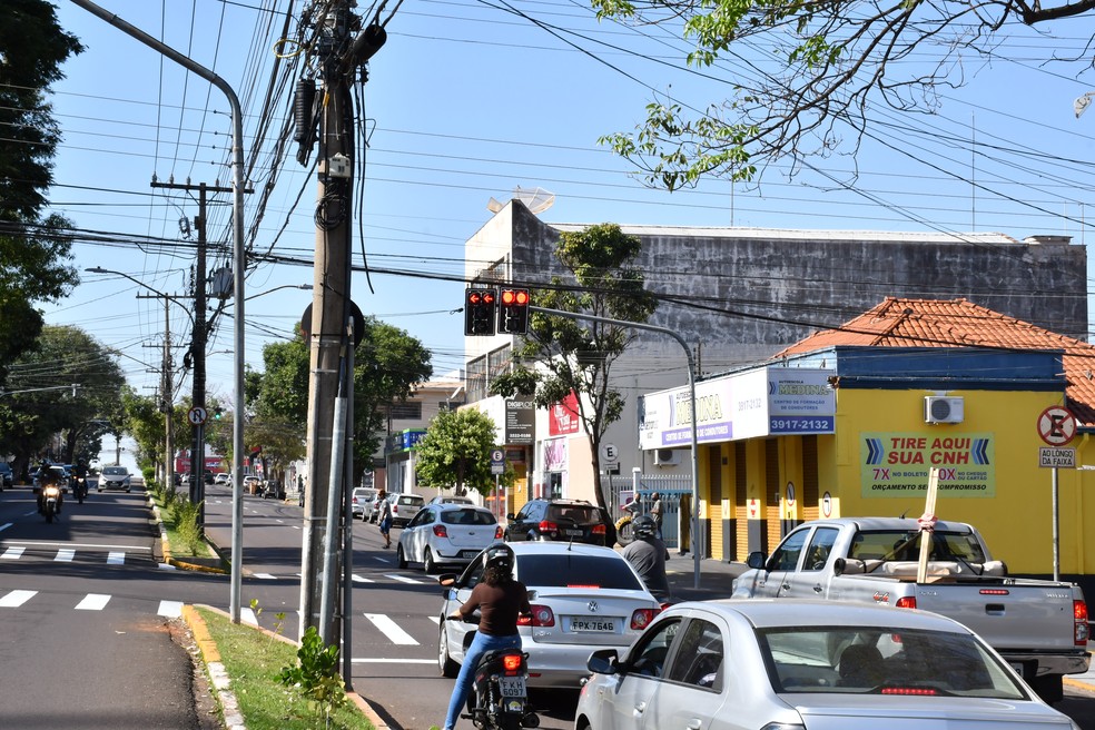 Novos sem&aacute;foros foram instalados na Av. Manoel Goulart, em Presidente Prudente &mdash; Foto: Marcos Sanches/Secom