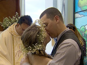 Mesmo com imprevisto, casal celebrou casamento em capela de hospital (Foto: Reprodução/ TV Vanguarda)