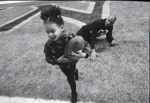 Blue Ivy e Jay Z brincam em momento família  (Foto: Divulgação)