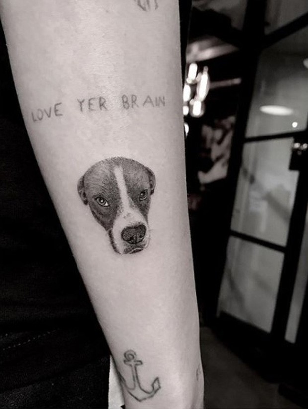 Miley Cyrus tatuou cabeça da pet Mary Jane (Foto: Reprodução/Instagram)